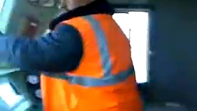 НЕАДЕКВАТНЫЙ МАШИНИСТ ЭЛЕКТРОВОЗА СЛЕТЕЛ С КАТУШЕК СМЕХ РЖАКА ( часть 2 ) смотреть онлайн