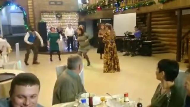 Дама танцует нереально))) смотреть онлайн