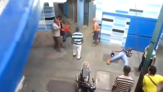 🥊viejo boxeador noquea a hombre 20 años menor que el смотреть онлайн