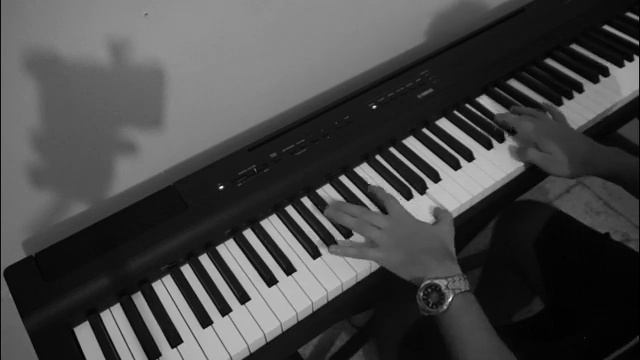 Ludovico Einaudi - Nuvole Bianche Yamaha p125 смотреть онлайн
