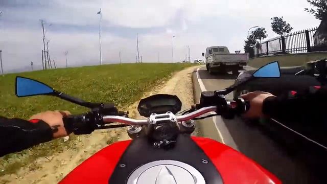 Экстремальное вождения Итальянского спортбайка Дукати Монстер 696,