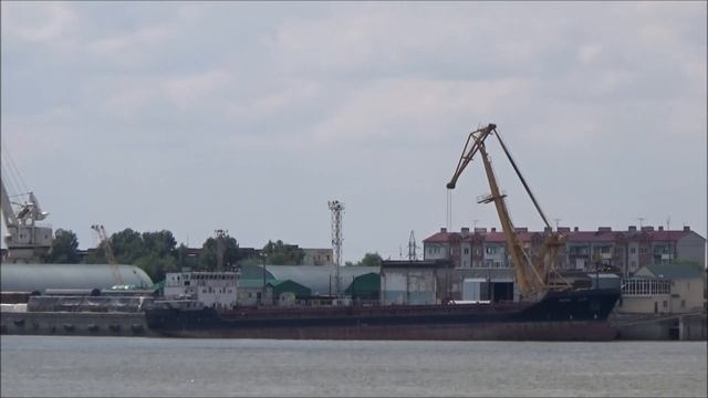 Astrakhan / Астрахань. Река Волга и портальные краны (Лето 2019) смотреть онлайн