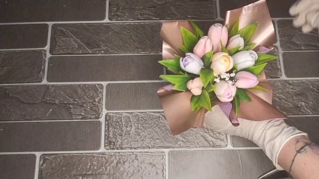 5 букетов с тюльпанами, бюджетные композиции с тюльпанами,как собрать букет в руку, сумка тюльпанов смотреть онлайн