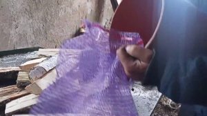 Упаковка дров в сетку