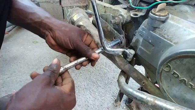 Comment démonter tête cylindre moto 110-_-_-How to remove cylinder head of moto 110 смотреть онлайн