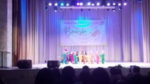 Коробка с карандашами детский танец