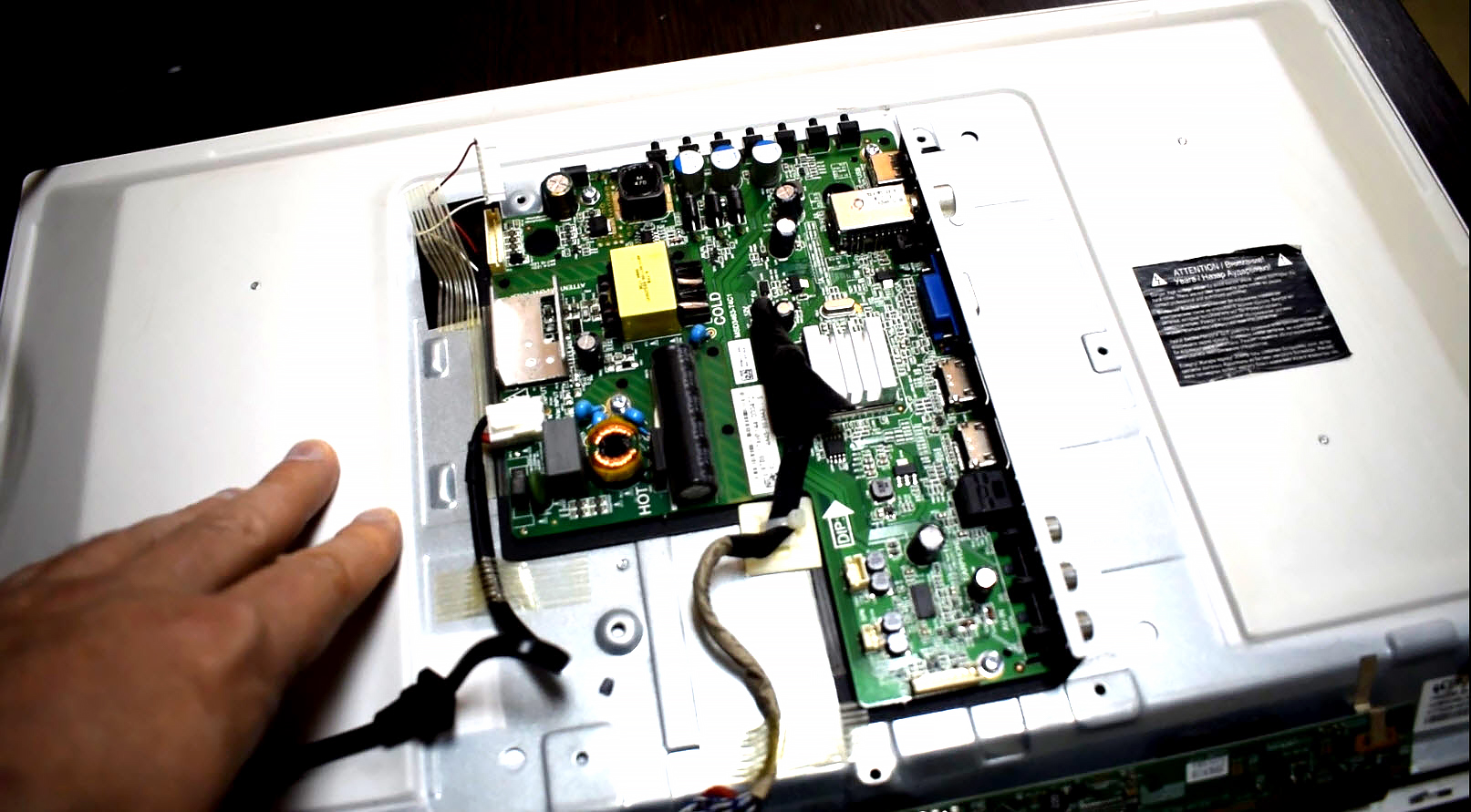 Ремонт телевизора DAEWOO L24S631VKE смотреть онлайн