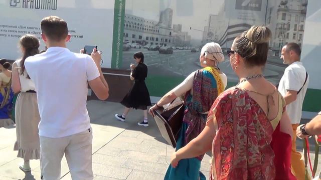 2022 08 06 Харинама Кузнецкий Мост (2/2). Harinama on Kuznetsky Most Street. смотреть онлайн