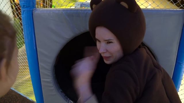 Маленькая Вера и Медведь влог - Игры для детей на детской площадке смотреть онлайн