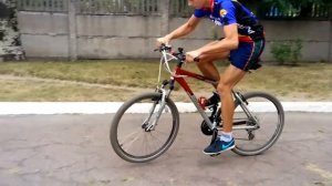 Как поднять переднее колесо, Как ехать на заднем колесе велосипеда