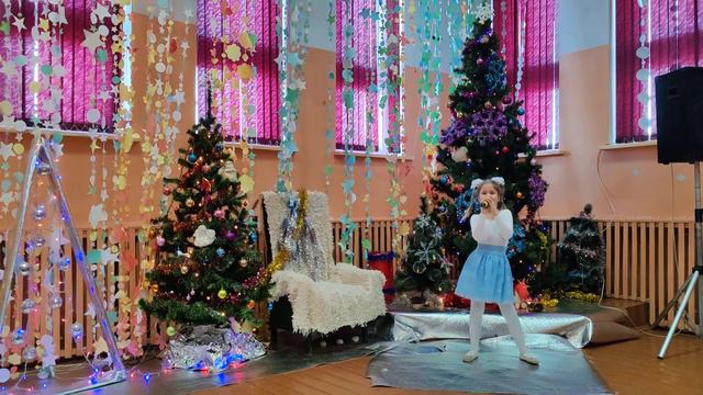Кира Каменькова "Замела метелица". Детский ансамбль песни "Веснушки" смотреть онлайн