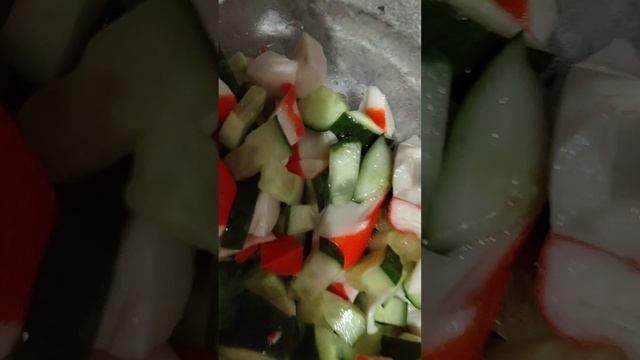 САЛАТ ИЗ КРАБОГО МЯСО И огурцов смотреть онлайн