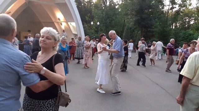 КОХАНА МОЯ, ДО МЕНЕ ЛЕТИ! ТАНЦЫ В ПАРКЕ ГОРЬКОГО ХАРЬКОВ 2021 смотреть онлайн