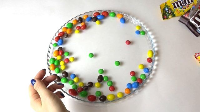 Candy for Kids Full of New Year M&M's with We Wish You a Merry Christmas Song Nursery Rhymes смотреть онлайн