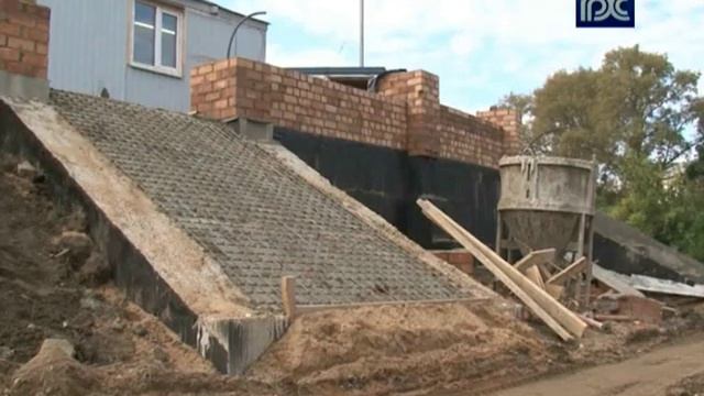 На Пречистенской набережной Вологды приступили к монтажу смотровой площадки смотреть онлайн