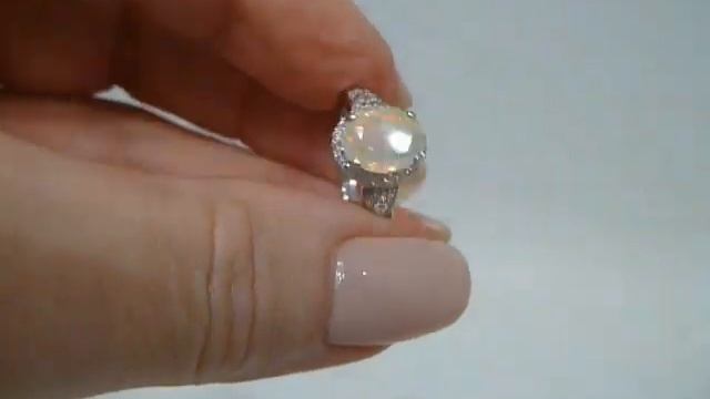 Кольцо с натуральным эфиопским опалом и белыми топазами Размер 17 Серебро 925 смотреть онлайн