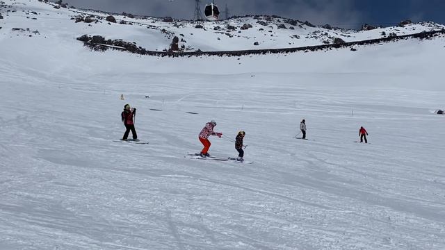 Эльбрус, апрель 2021, первые шаги Вероники, на горных лыжах. смотреть онлайн