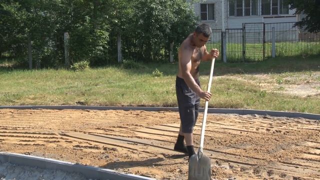 На территории школы №14 в Орехово-Зуеве обновляют покрытие волейбольной площадки и беговой дорожки смотреть онлайн