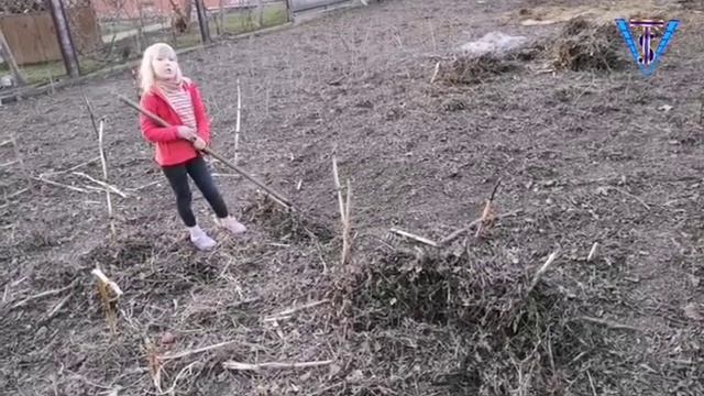 Veselyy_dvorik 1 Бабушка, а можно на огороде поработать? смотреть онлайн