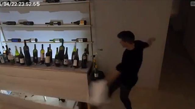 У официанта день не задался.😭 смотреть онлайн