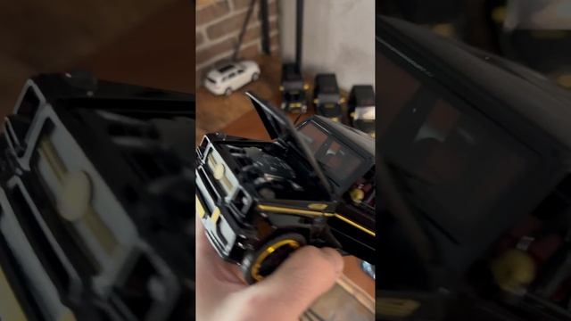 Коллекционные металлические машинки Mercedes-Benz в масштабе 1:24 смотреть онлайн