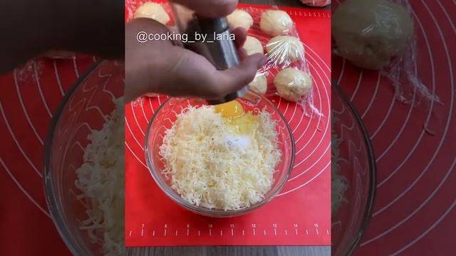 Ватрушки с сыром и яйцом с зелёным луком в духовке рецепт #Shorts смотреть онлайн