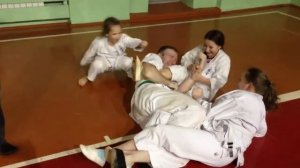Веселый праздничный бой 3 против одного
