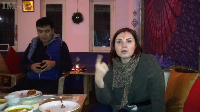 ИНДИЙСКАЯ КУХНЯ ПИР В РЕСТОРАНЕ. РУССКО ИНДИЙСКОЕ КАФЕ AMRIT GANGA RISHIKESH INDIA 115 смотреть онлайн