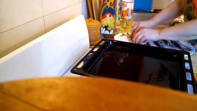 Мойва и картофель в соусе, запеченные в духовке. смотреть онлайн