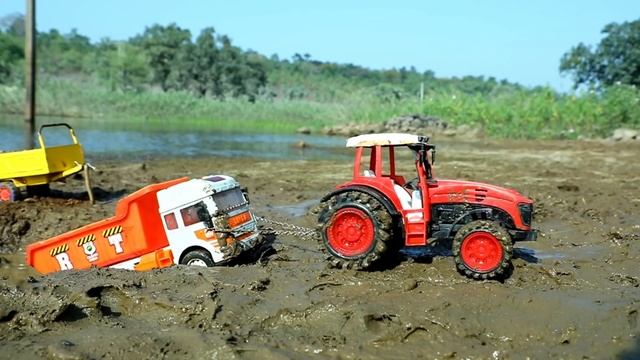 Грузовичок упал в ямку на берегу смотреть онлайн