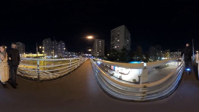 Видео 360. VR. Помощь камеры на селфи-палке при обгоне слабо слышащих и увлеченных общением! смотреть онлайн