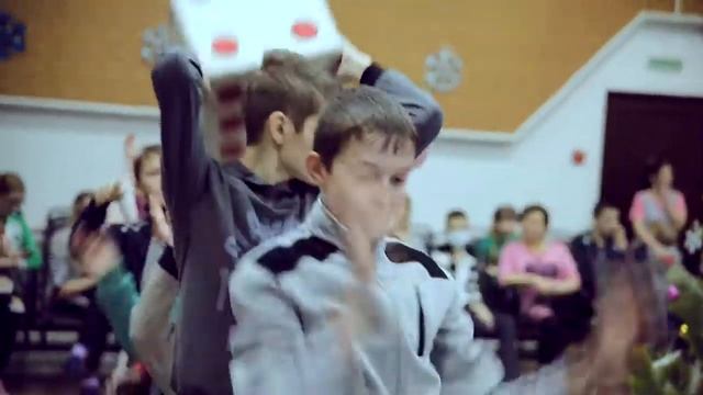 Новогодний утренник в Оренбурге. Дед мороз и Снегурочка!!! 2016-2017г смотреть онлайн