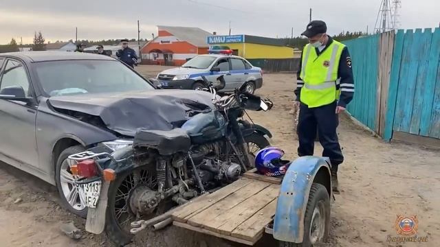 В Богучанах в мотоцикл, на котором ехали 3 подростка, врезалась легковушка смотреть онлайн