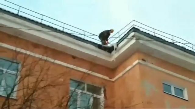 Очистка кровли от снега и наледи смотреть онлайн