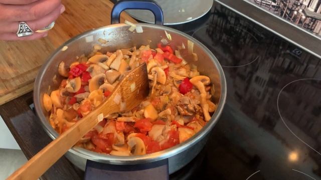 Соте с грибами и курицей по-турецки (Mantarlı Tavuk Sote). Булгур с вермишелью.