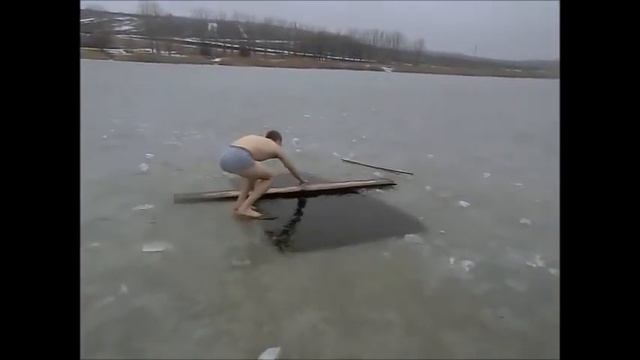 Купание в проруби в праздник Крещения г. Фалешты смотреть онлайн