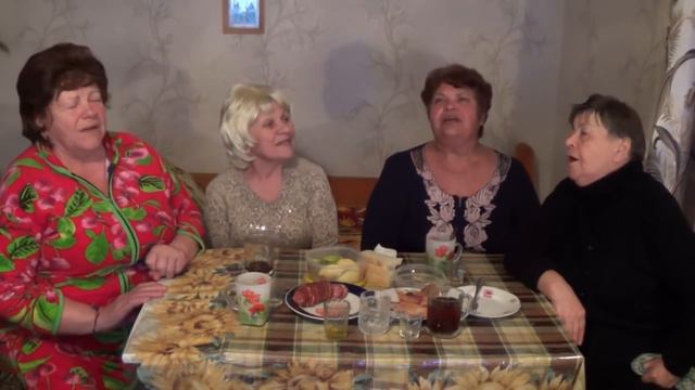 поет квартет ОЧАРОВАТЕЛЬНЫХ БАБУШЕК-"У ДУБА СТАРОГО" смотреть онлайн