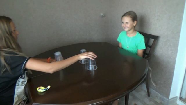 Играем с пластиковыми стаканчиками???ЧЕЛЛЕНДЖ???Детский канал ???ЧЕЛЕНДЖ