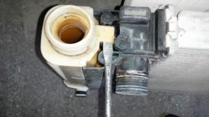 БМВ как самому заменить расширительный бачок, а в моём случае радиатор. Краткое описание.