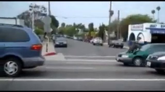 Женщина на капоте автомобиля смотреть онлайн