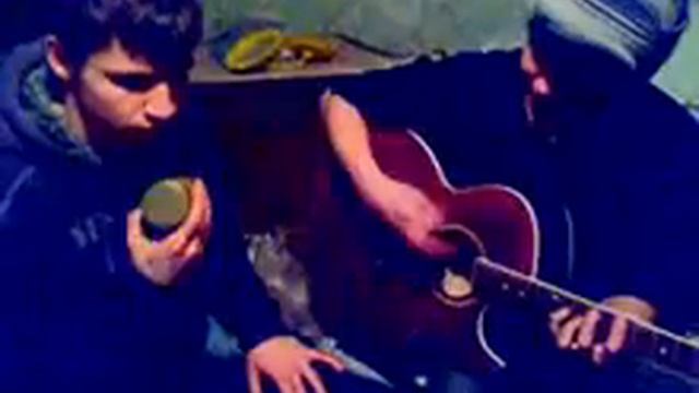 Парень очень классно исполняет под гитару песню. Лишь о тебе мечтая. смотреть онлайн