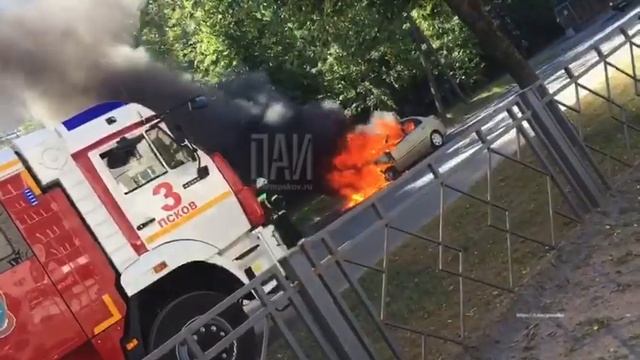 В Пскове ученик и инструктор едва не сгорели в учебном автомобиле смотреть онлайн
