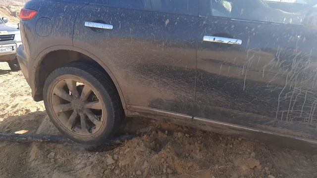 Infiniti FX35 в песочном плену смотреть онлайн