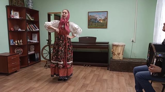 "Коло речушки ходила молода"- плясовая Смоленской обл. смотреть онлайн