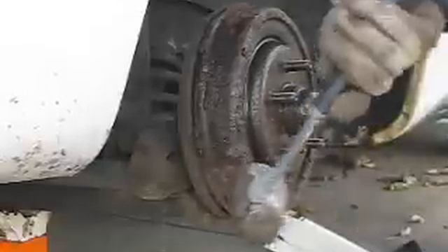 HOW TO REMOVE A STUCK BRAKE DRUM WITH A SLEDGE HAMMER! смотреть онлайн