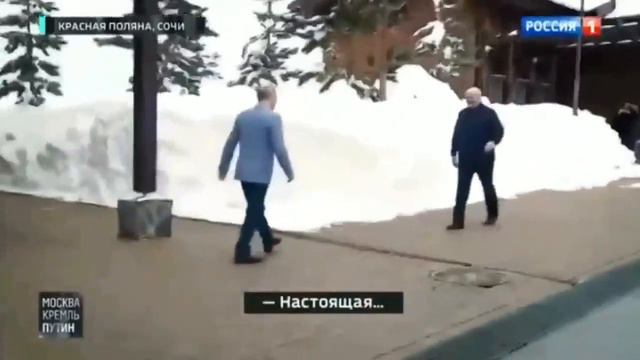 Как карикатурный диктатор ходит на чем то высоком и неудобном, чтобы выглядеть повыше смотреть онлайн