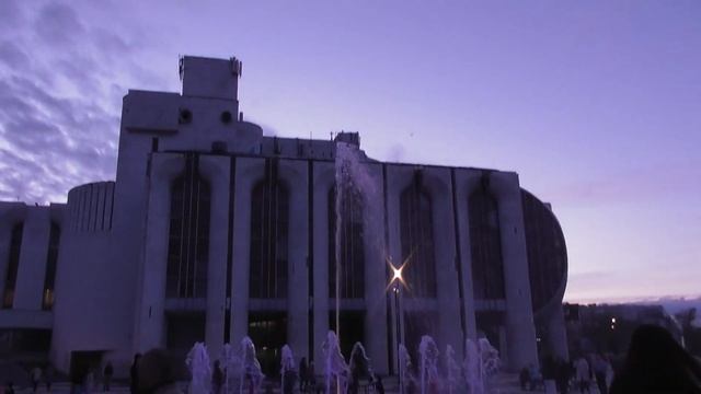 Сухой фонтан с музыкой и вечерней иллюминацией в Великом Новгороде смотреть онлайн