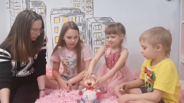 Играем с друзьями. ПОРОСЕНОК ОБЖОРА. смотреть онлайн