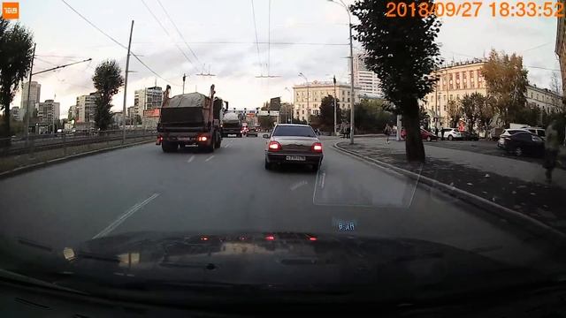 Мусоровоз протаранил Daewoo Matiz. Он его просто не заметил! смотреть онлайн