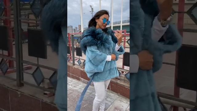 Шубка из меха европейской норочки капюшон с мехом тонированной чернобурой лисицей смотреть онлайн